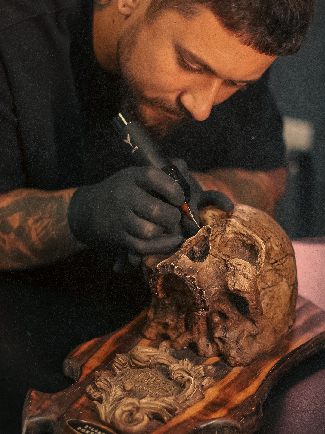 Gabriel Tavares, tatuador, em seu estúdio